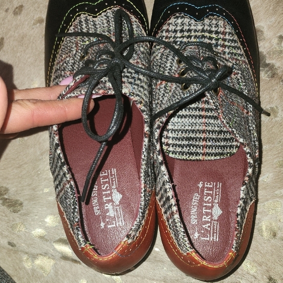 Stylish Plaid Flats with Black and Brown Accents - Picture 7 of 9